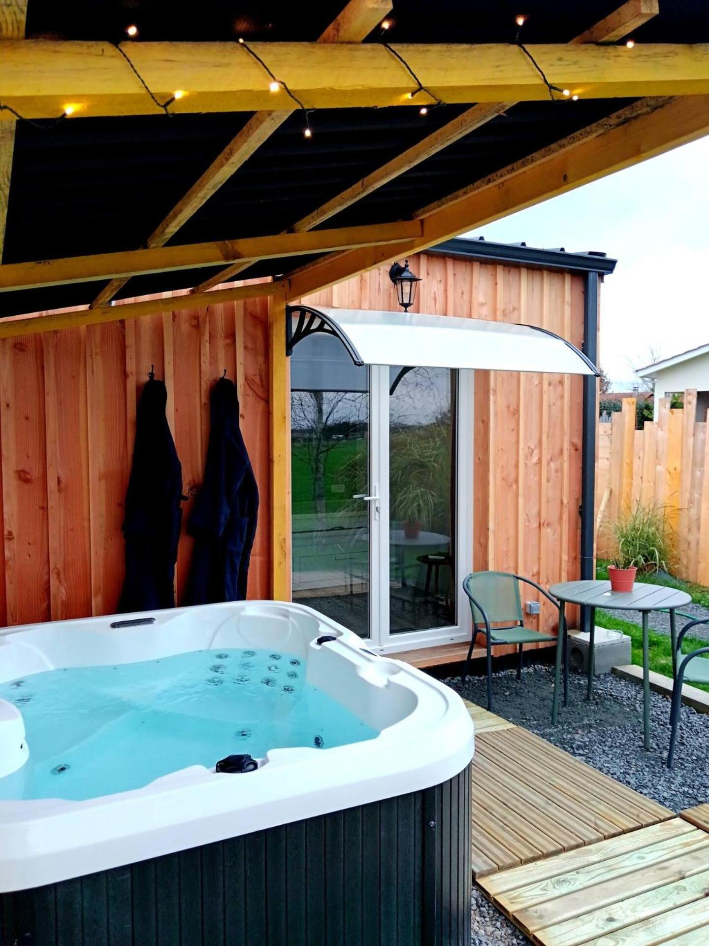Chalet Cosy Avec Option Jacuzzi Saint-Genes-de-Fronsac Extérieur photo